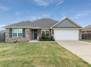 821 Brook St, Gentry, AR 72734