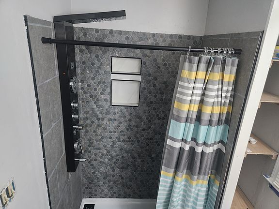 4th image of 227 Louise Dr