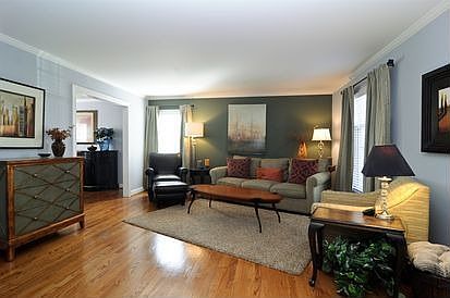 3rd image of 909 N Carmel Dr