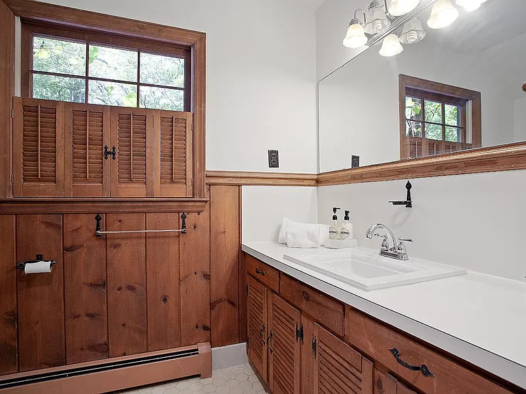 Upstairs full Bathroom