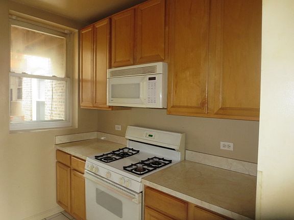 3rd image of 4896 N Ashland Ave APT 2E