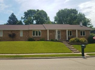 2560 Knob Hill Dr, Dubuque, IA 52003