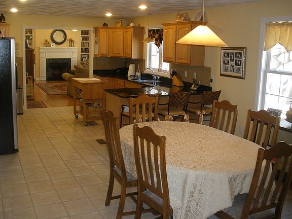 Kitchen & Dining Area