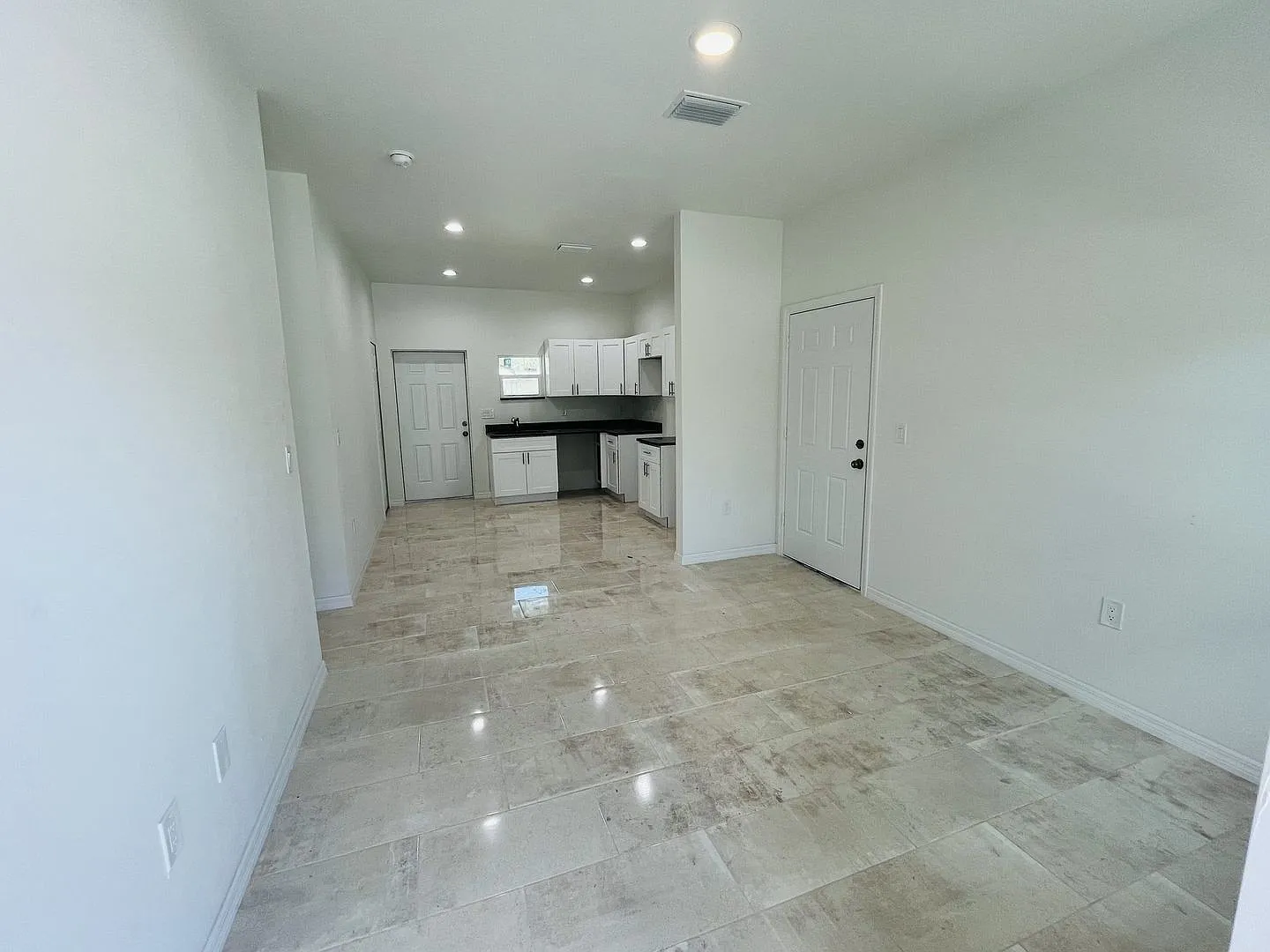 Brand New-Two Bed, Two Bath, One Car Garage — Photo 2