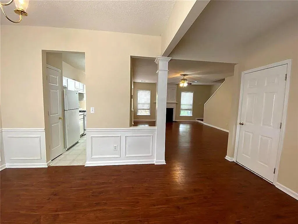 3 bed, 2.5 bath, 1642 sqft, $2,100 — Photo 4
