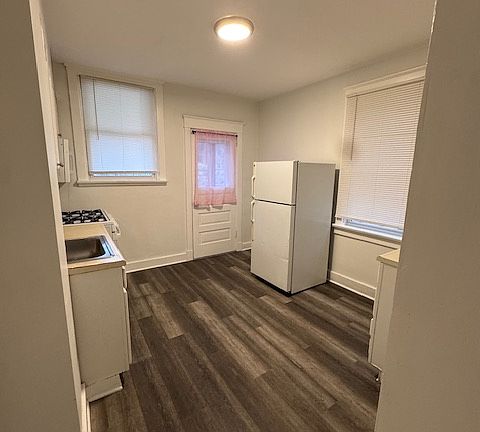 3rd image of 527 Halsey Ave Floor 1
