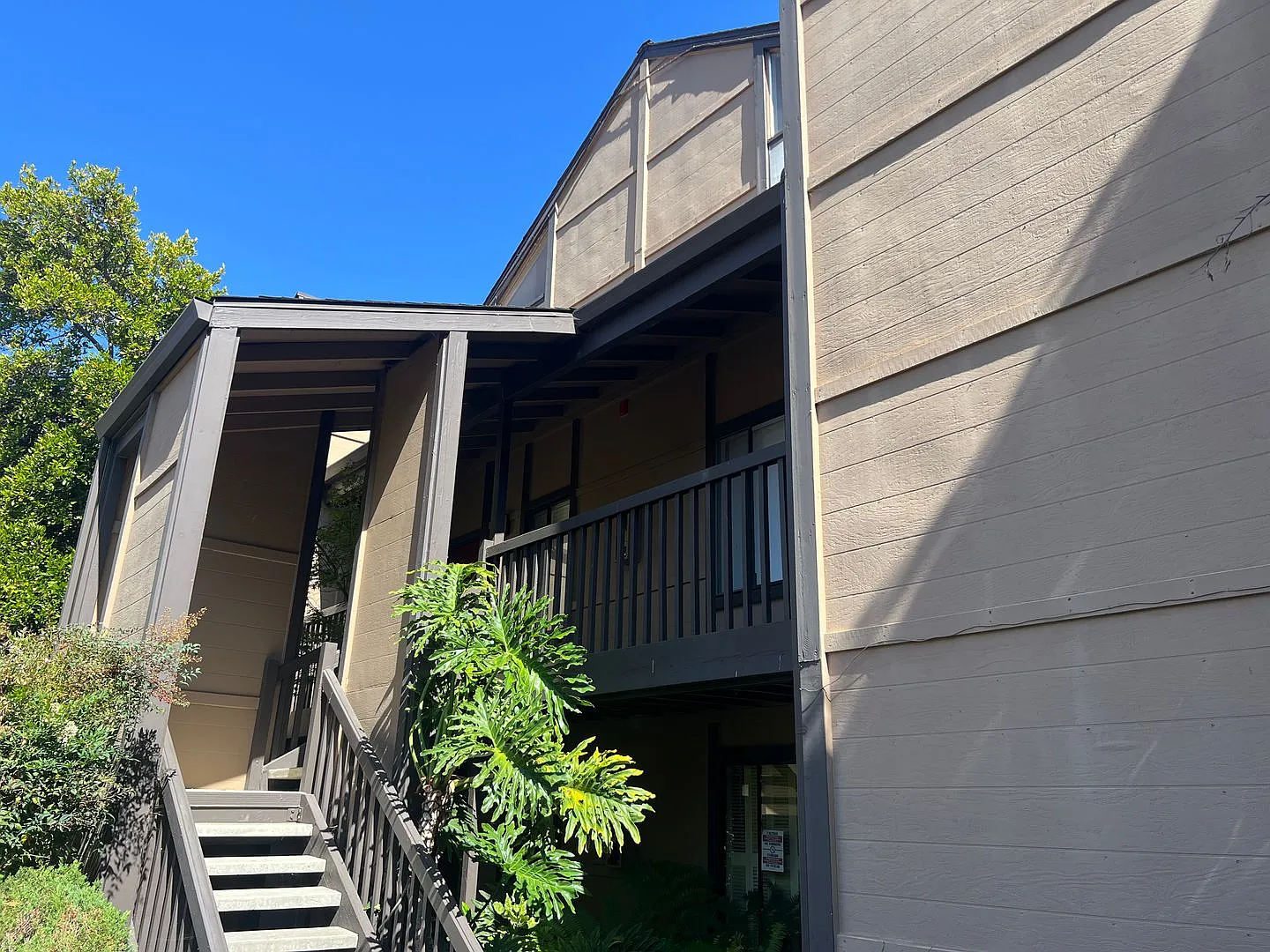 Upgraded 2 bed 2 bath condo in Mountain View. Must See! — Photo 1