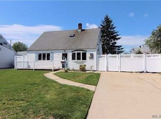 26 Rope Ln, Levittown, NY 11756