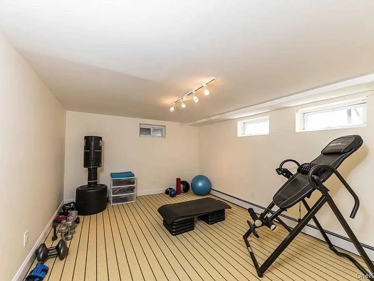 215 Scott Dr — Photo 3