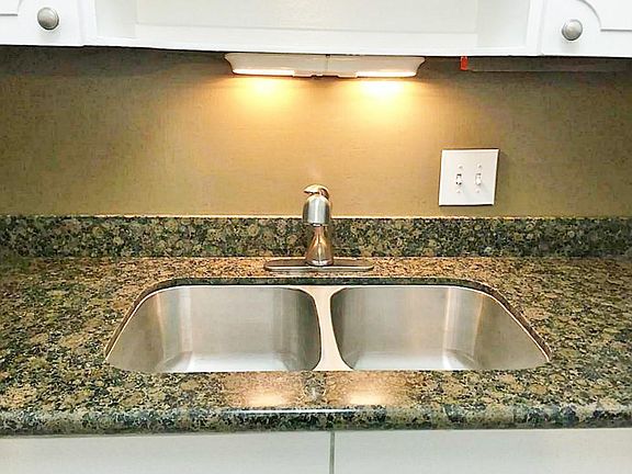 5th image of 2601 Bellefontaine St #208