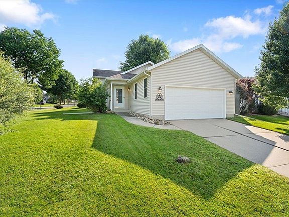 3rd image of 1115 Drumlin Dr