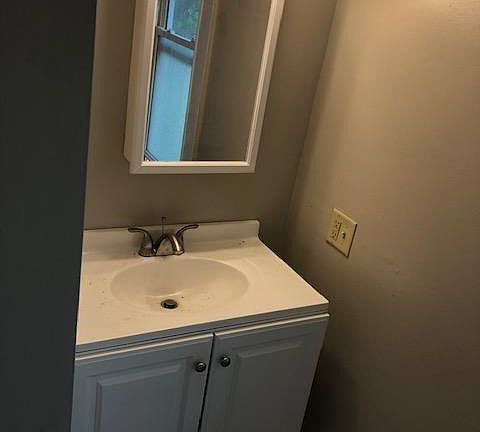 5th image of 2-102 E Valentine St #2