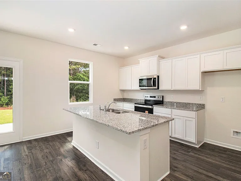 568 Whitman Ln — Photo 12