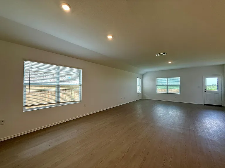 106 Camargue Dr — Photo 6