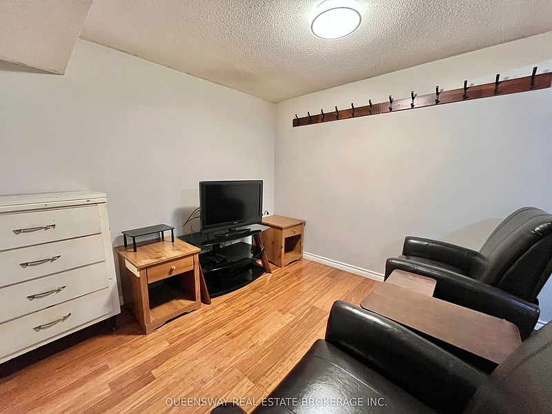 Ajax House for rent - 1 Bedroom — photo 2