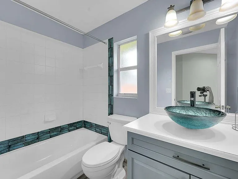 5335 NW Conley Dr — Photo 20
