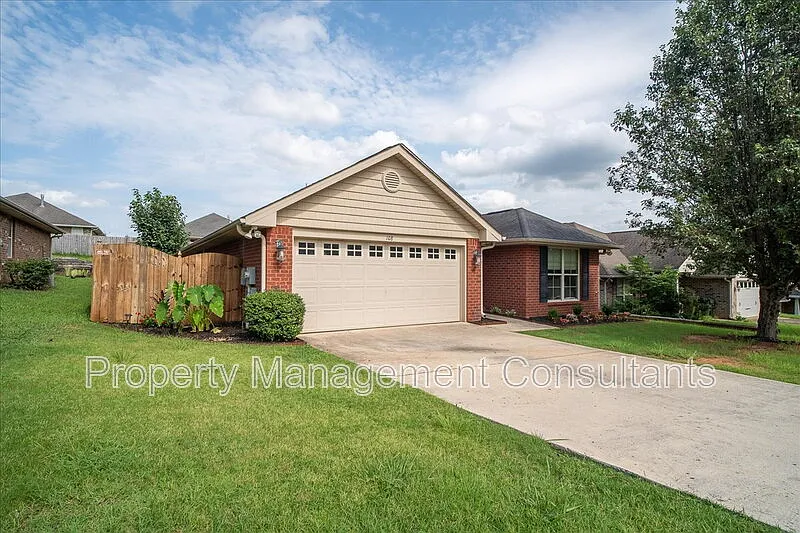 108 Oak Shade Dr