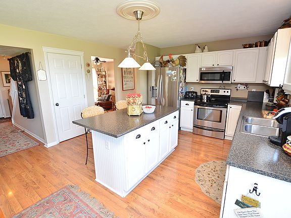 3rd image of 7840 Livingston Ct