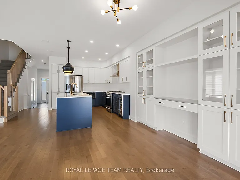 799 Cairn Cres — Photo 33