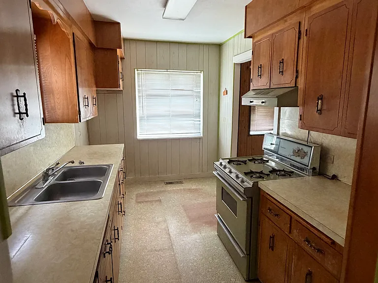 802 Woods Rd — Photo 2