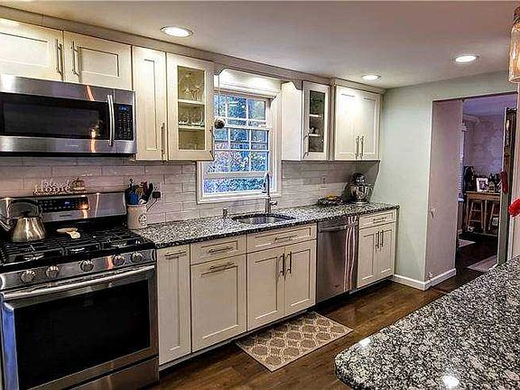 5th image of 154 Sylvan Dr