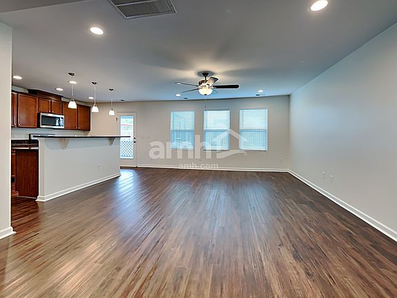 5th image of 422 Lions Den Dr