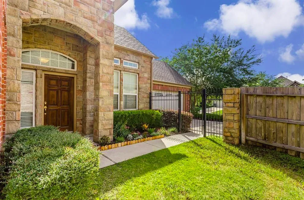 3 bed, 2.5 bath, 2498 sqft, $2,850 — Photo 2