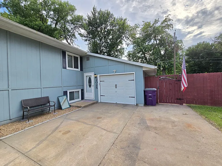 2025 Beck St — Photo 2