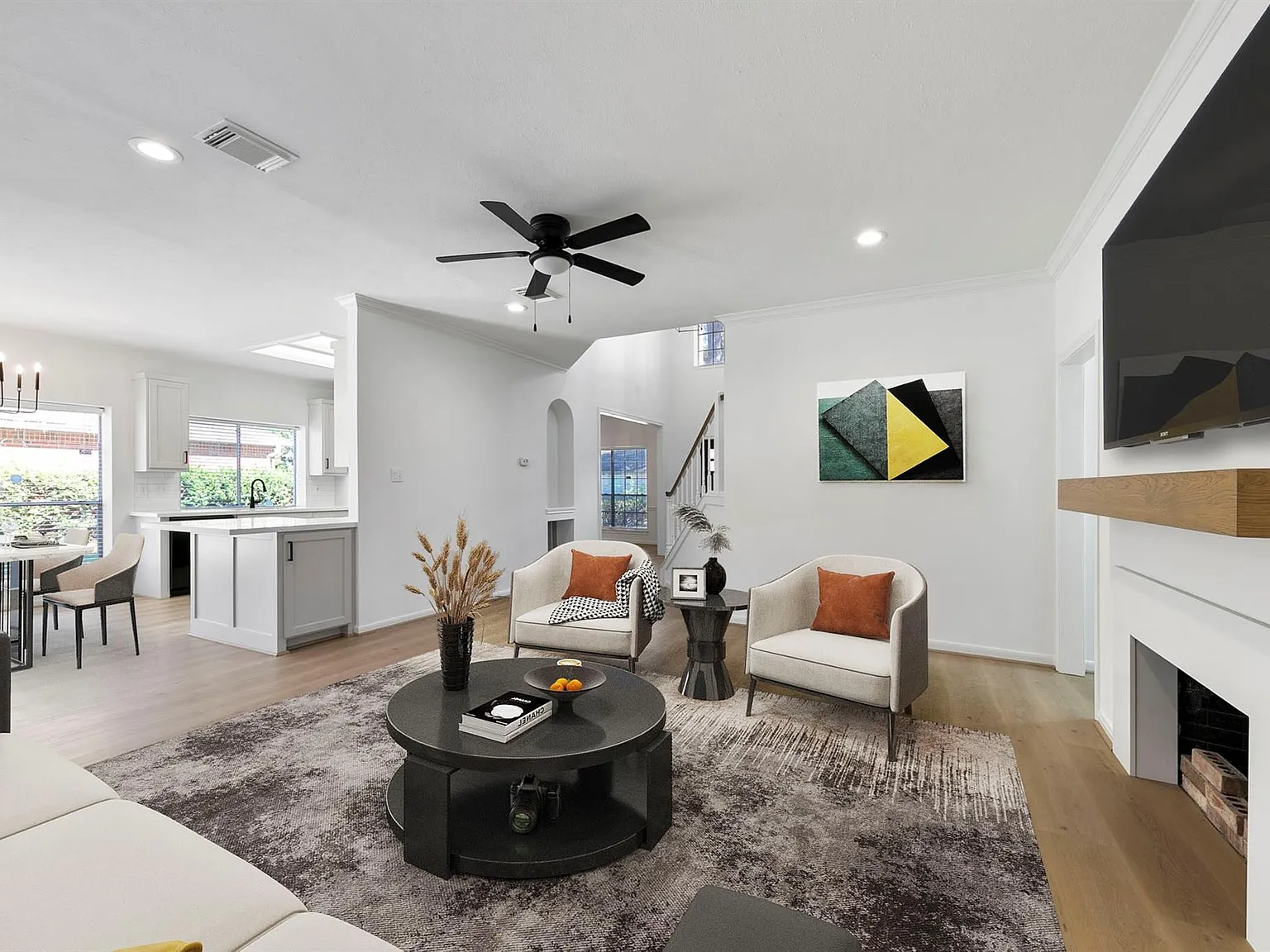 4 bed, 2.5 bath, 2590 sqft, $2,800 — Photo 2