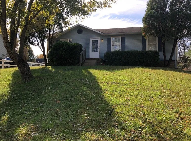 3 bed, 1.5 bath, 1100 sqft, $1,100 — Photo 1