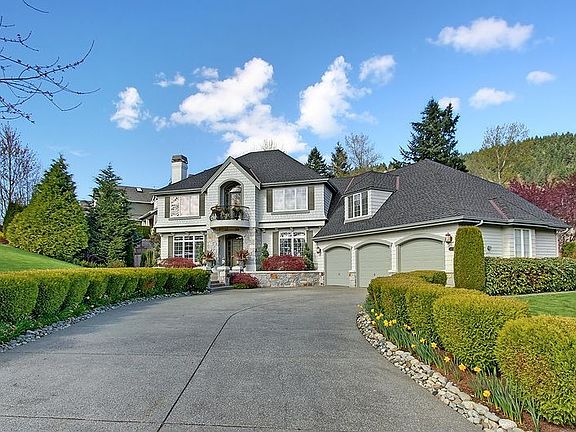 Long, flat driveway - perfect for party parking and basketball games