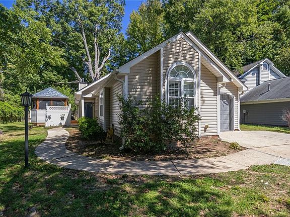 4th image of 11 Pipers Glen Ct