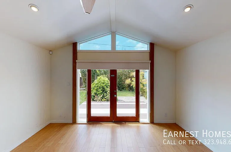 2577 S Bundy Dr — Photo 11