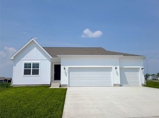 1015 Bel Aire Ct, Waukee, IA 50263