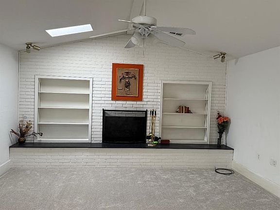 3rd image of 21 E Mohican Cir