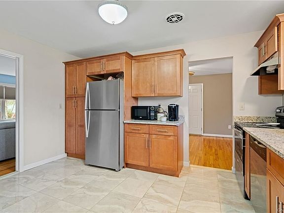 5th image of 41 Brady Ave