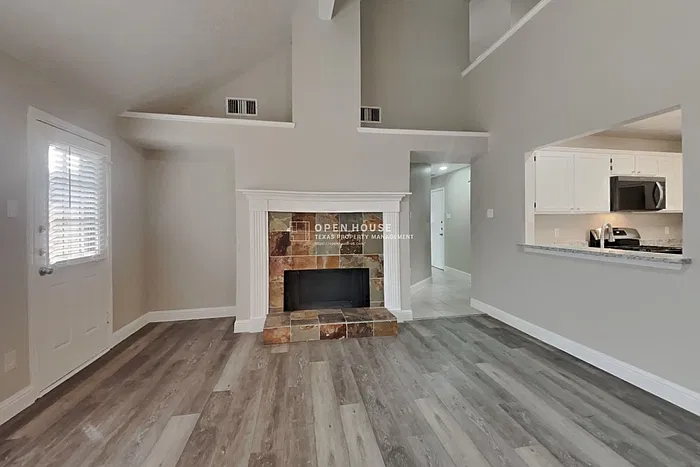 4 bed, 2.5 bath, 2320 sqft, $2,500 — Photo 4