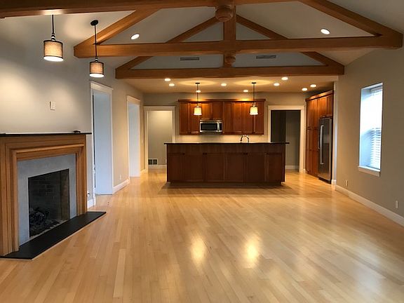 4th image of 310 Hill Trail Dr