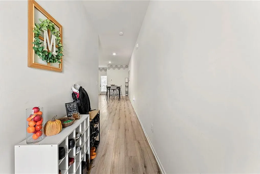 4 bed, 2.5 bath, 1760 sqft, $2,400 — Photo 2