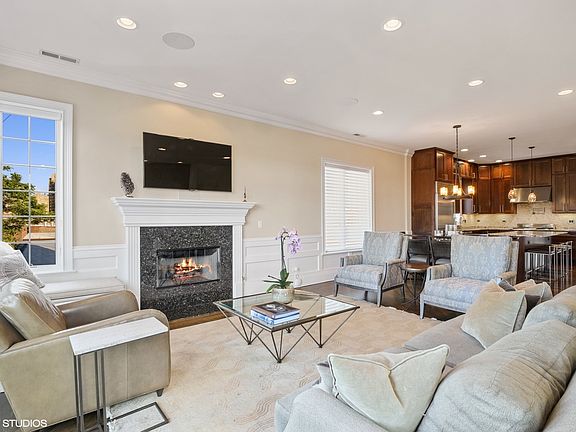 5th image of 625 W Buckingham Pl APT 4