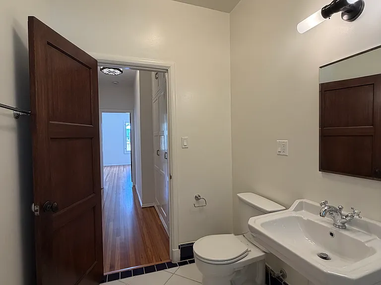 1342 N Laurel Ave #101 — Photo 17