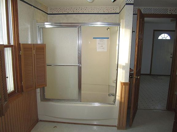 3rd image of 408 6th St SE