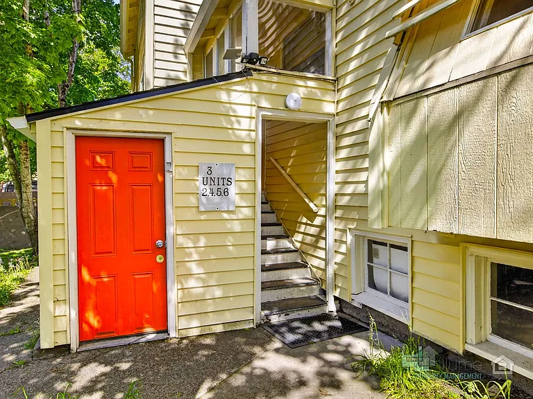 Charming Multi-Unit Living in Prime Northeast Salem Location — Photo 6