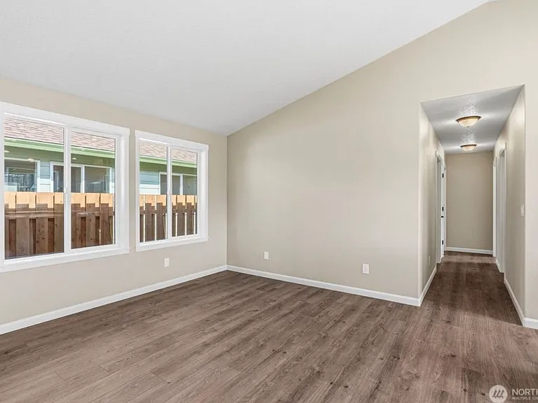 204 Douglas St — Photo 15