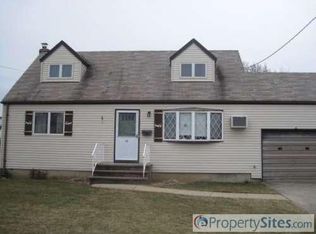 926 N Fulton Ave, Lindenhurst, NY 11757