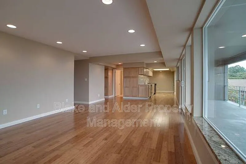 2 bed, 2.0 bath, 2200 sqft, $3,995 — Photo 4