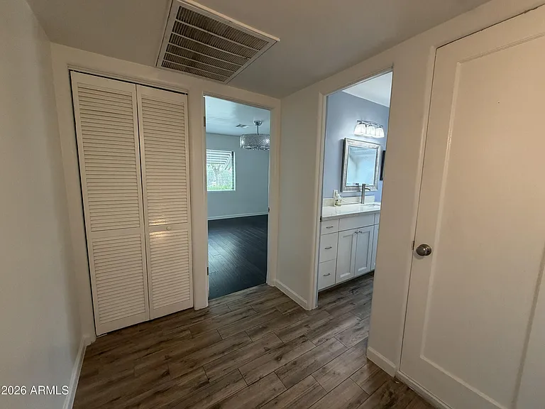 2514 E Fairmount Ave — Photo 15