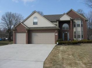 108 Paragon Ave, Troy, MI 48098