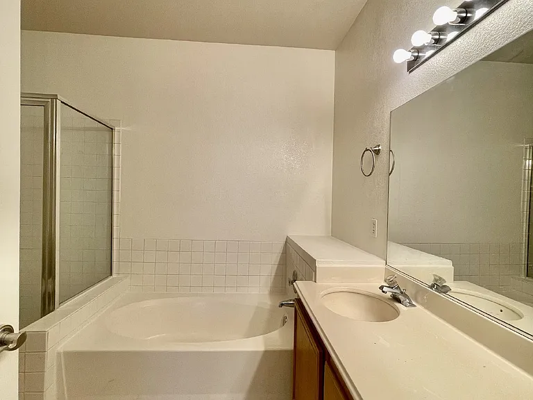 2201 Ramsgate Dr #915 — Photo 8