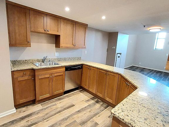 3rd image of 270 E Highland AVENUE #812